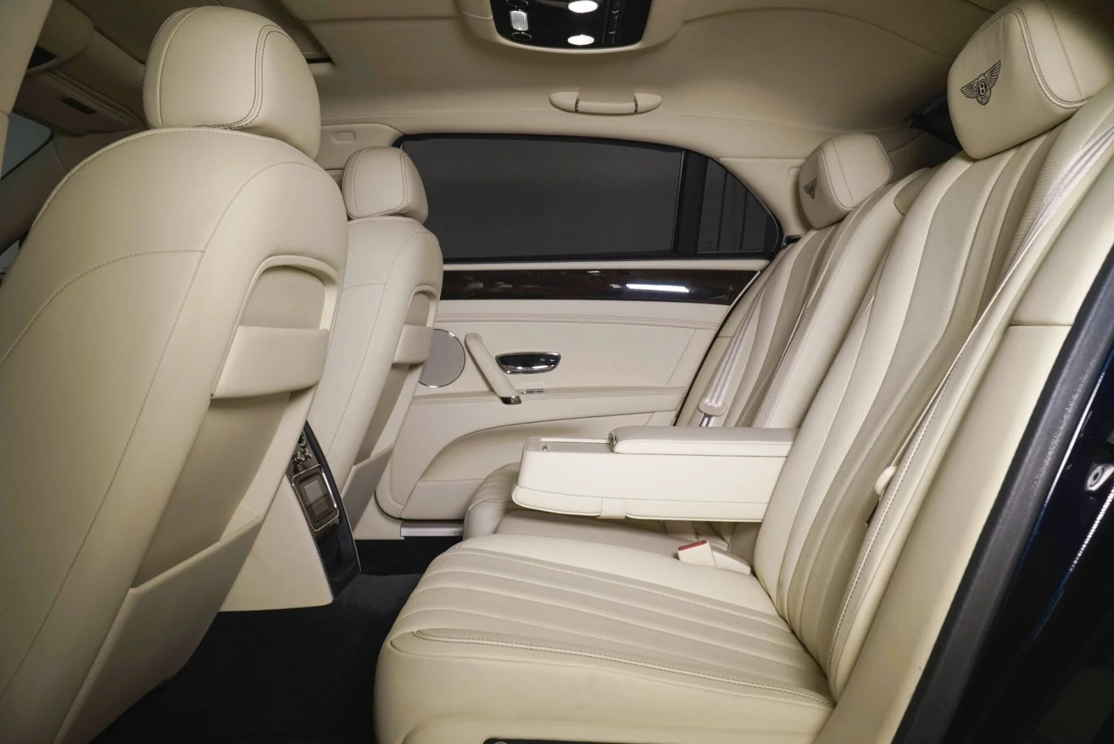 Used 2014  Bentley  image 25