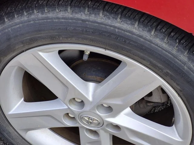 Used 2014 Barcelona Red Metallic Toyota SE image 3