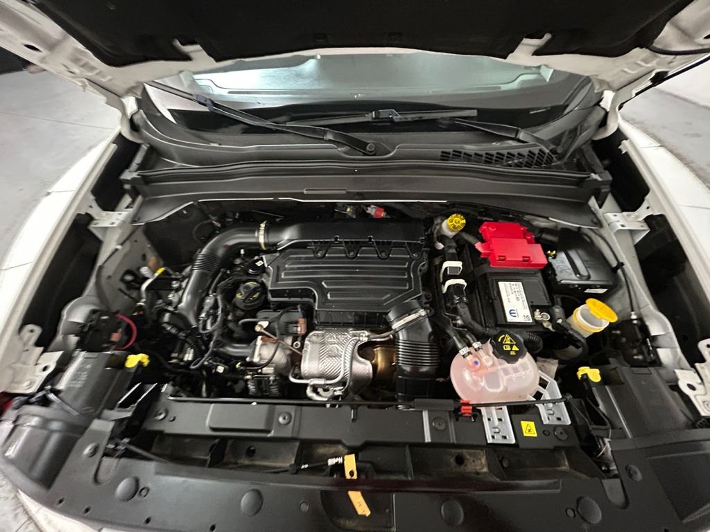 Used 2023 White Jeep Latitude image 21