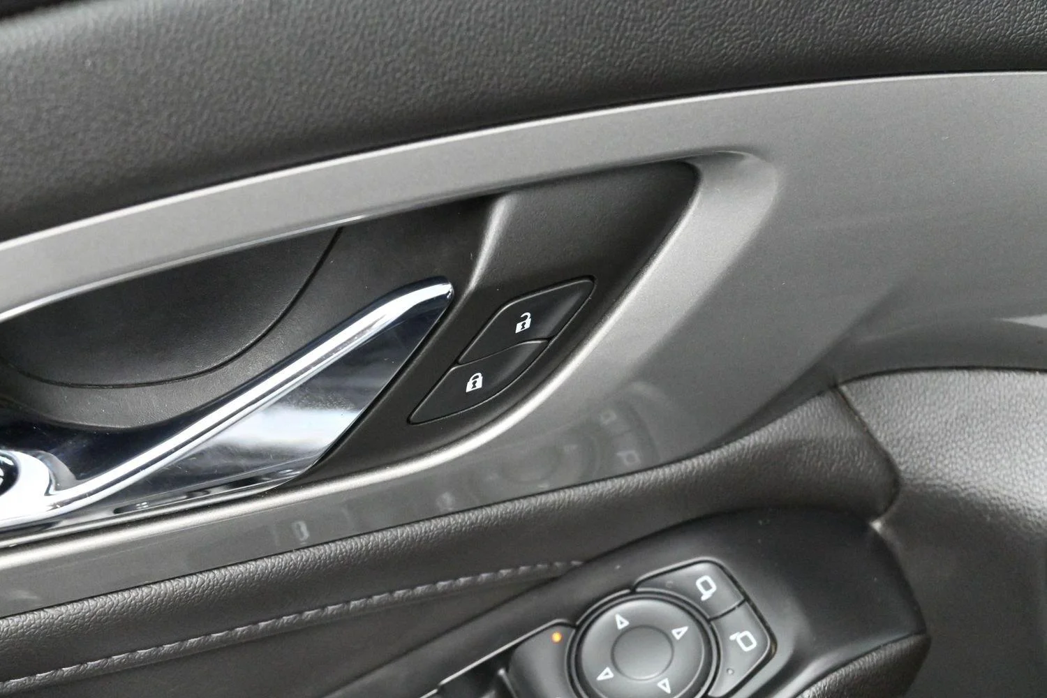 Used 2022 Summit White Chevrolet LT Cloth image 10