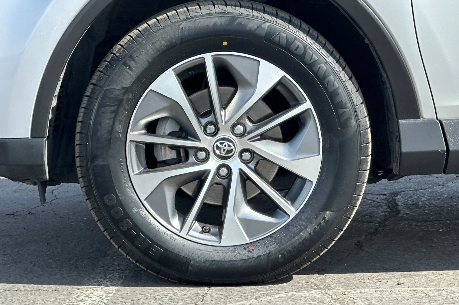 Used 2016 Silver Toyota XLE image 27