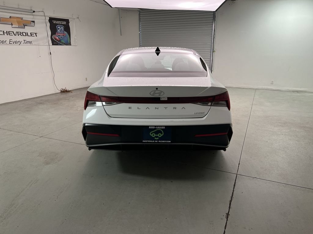 2025 Hyundai Elantra Limited - Photo 7
