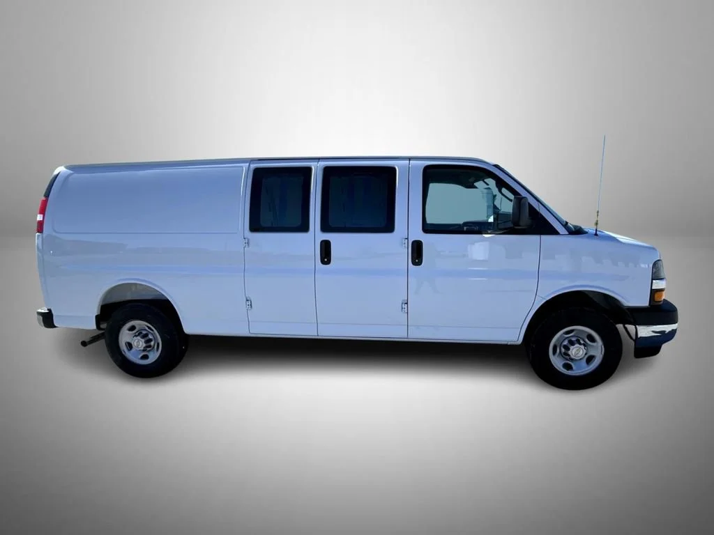 New 2026 Summit White Chevrolet 1WT image 4