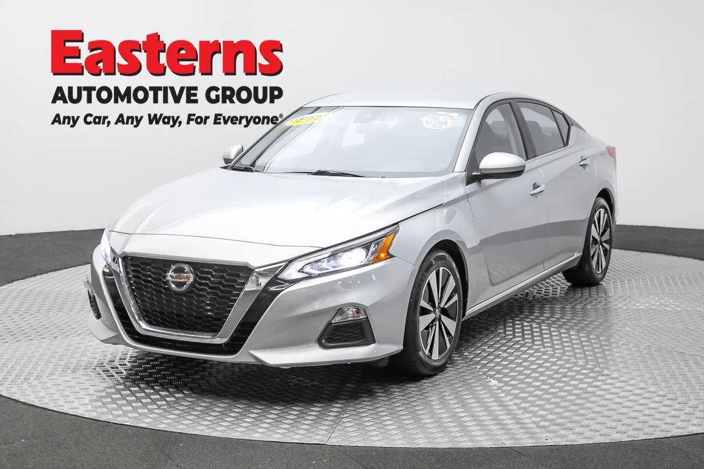 Used 2022 Silver Nissan 2.5 SV image 1