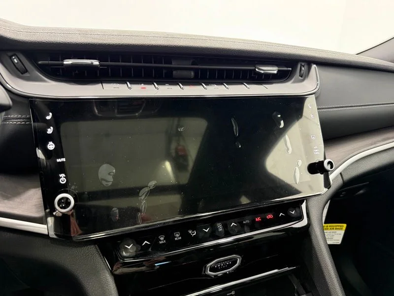 New 2026 Bright White Clear-Coat Exterior Paint Jeep Limited Reserve image 32