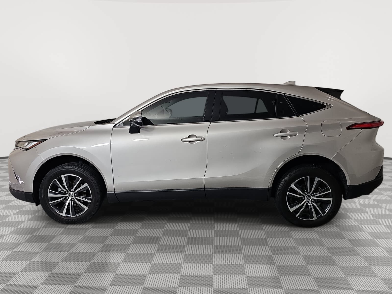 Used 2023 Silver Toyota LE image 5