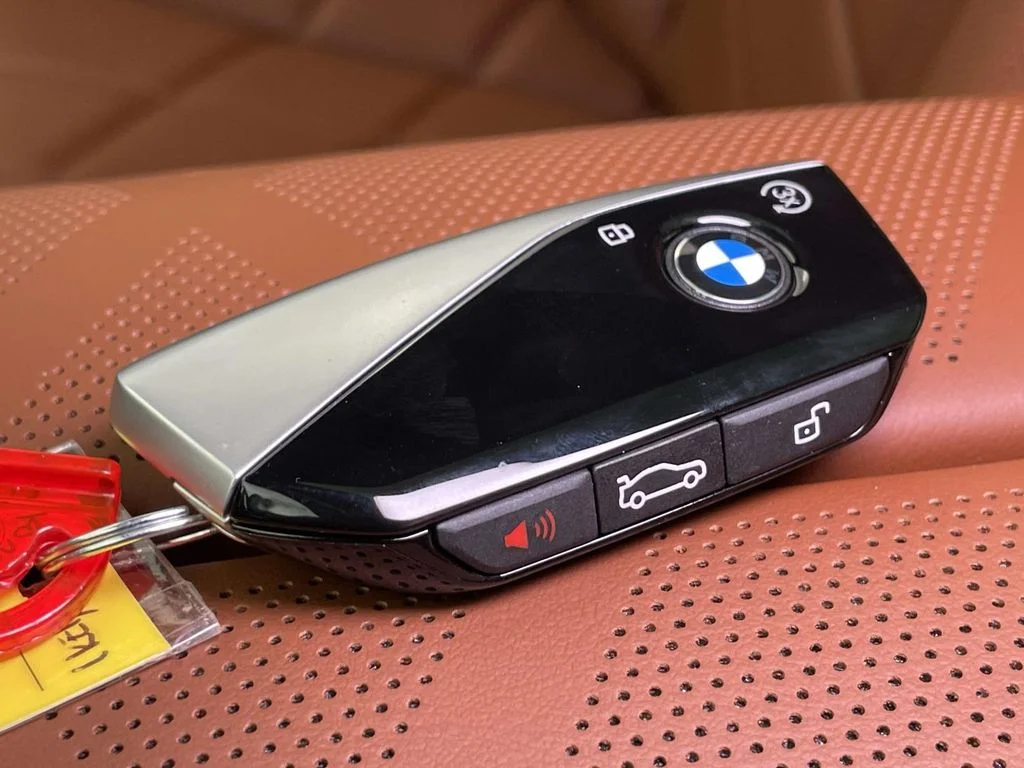 Used 2026 Black BMW xDrive60 image 38