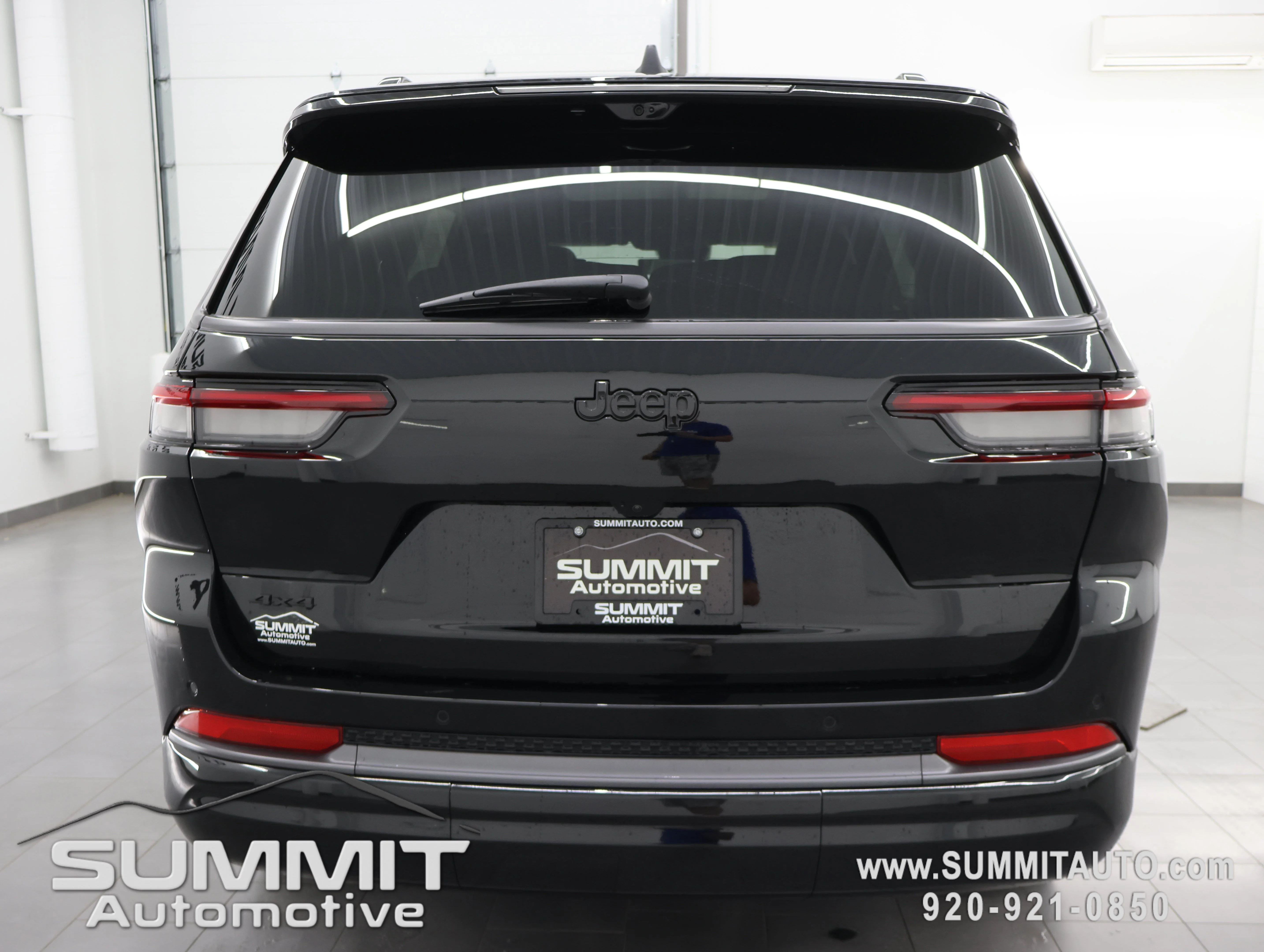 New 2026 Diamond Black Crystal Pearl-Coat Exterior Paint Jeep Limited Reserve image 32
