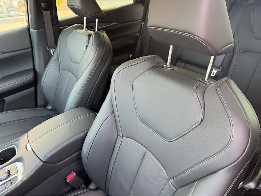 New 2027 HARBOR GRAY INFINITI Luxe FWD image 8
