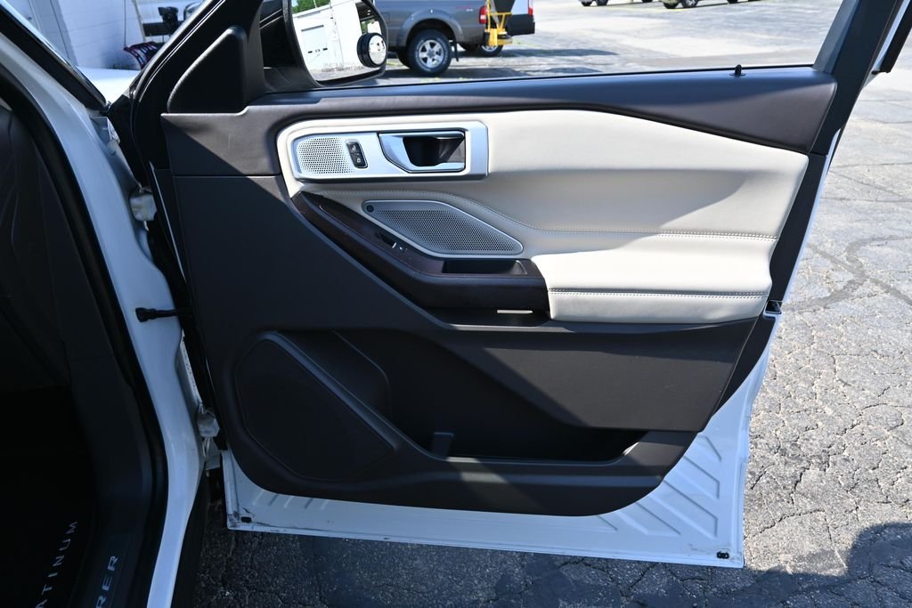 Used 2020 White Metallic Ford Platinum image 26