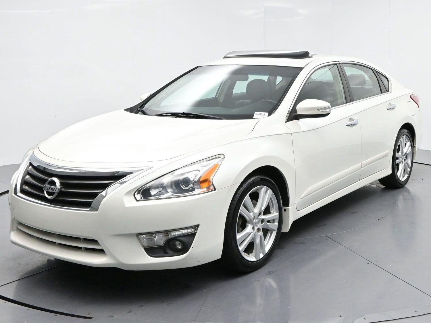 Used 2013 Pearl White Nissan 3.5 SL image 3