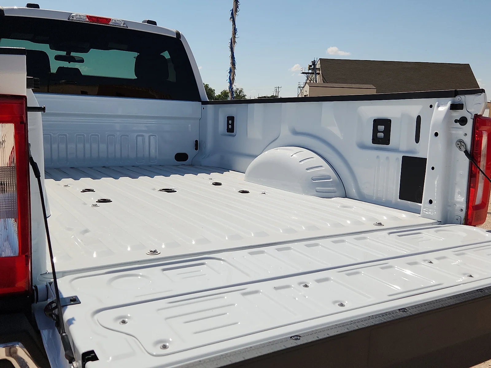 New 2027 Oxford White Ford XLT image 12