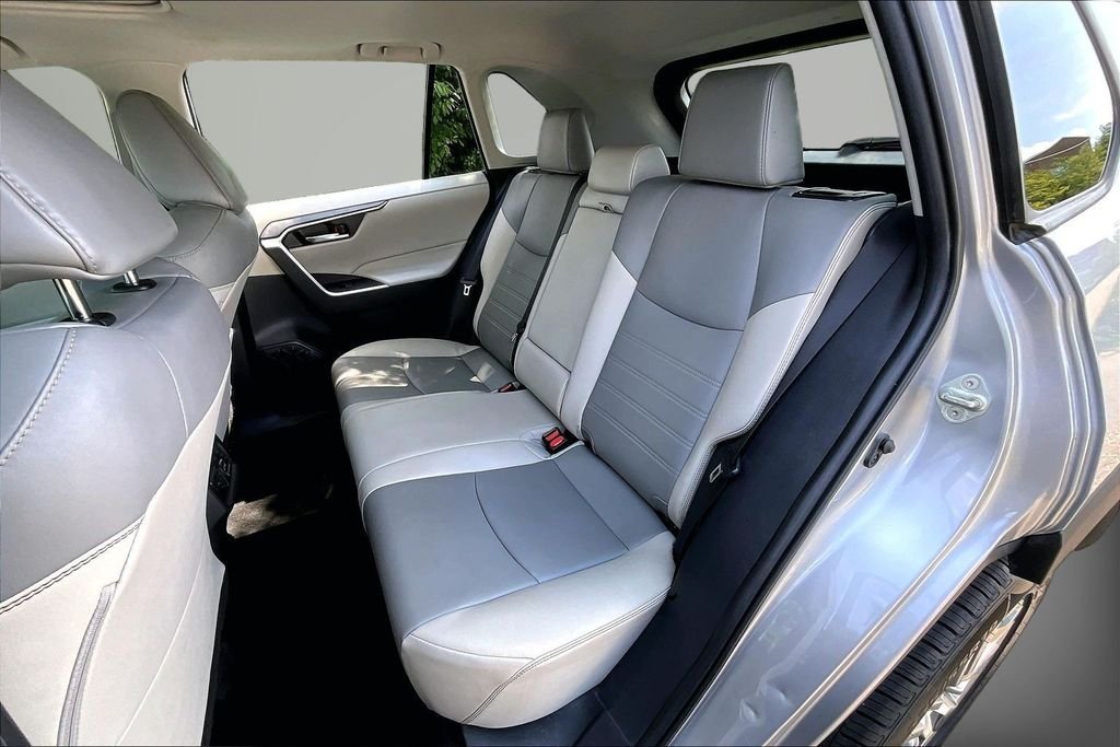 Used 2021 Silver Toyota XLE Premium image 26