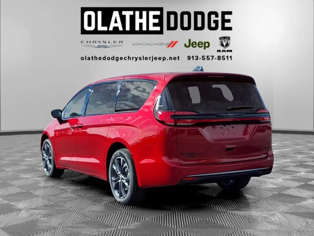 New 2026 Red Hot Pearl-Coat Exterior Paint Chrysler Select image 3