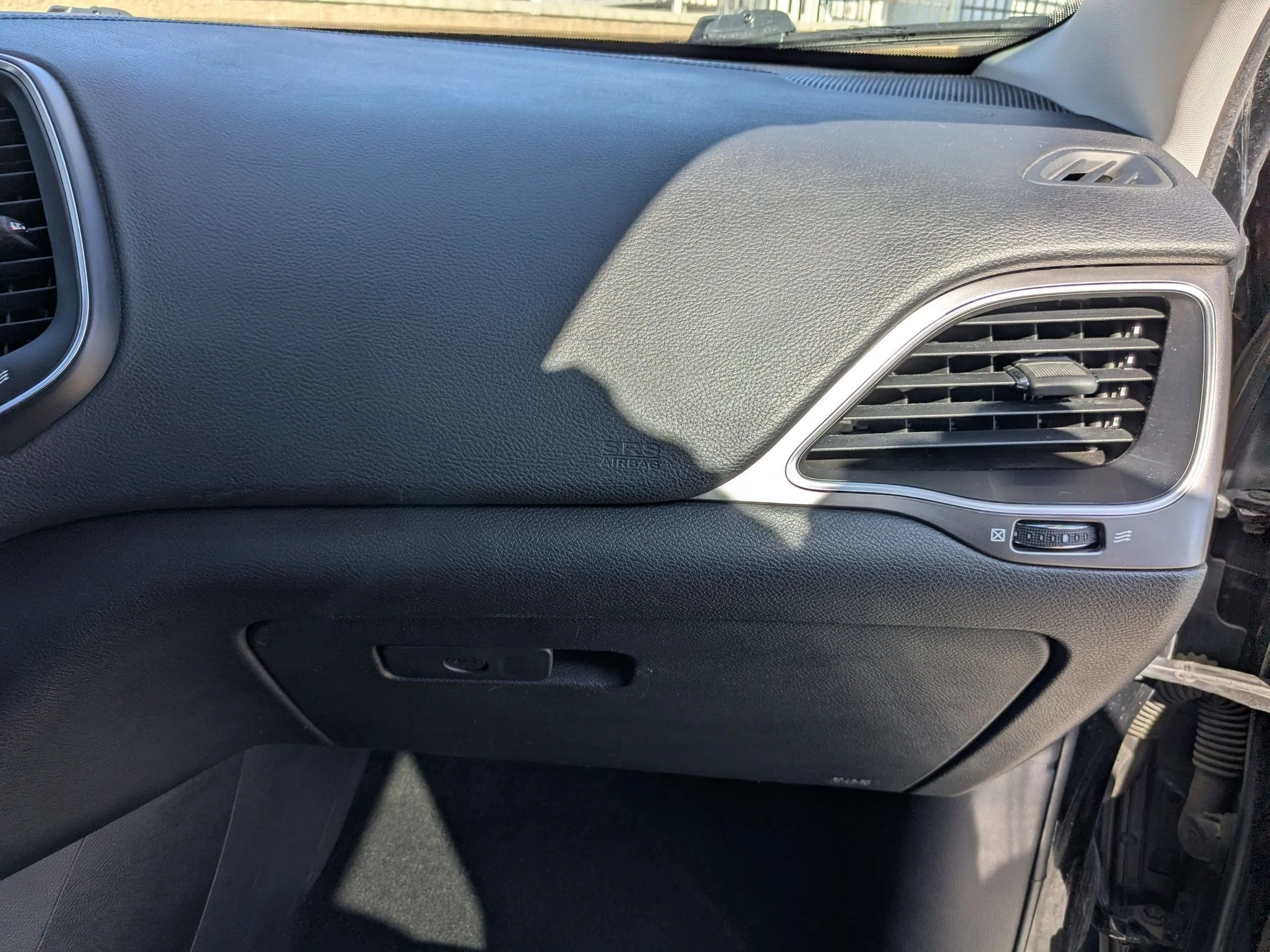 Used 2019 Diamond Black Crystal Pearlcoat Jeep Latitude image 28