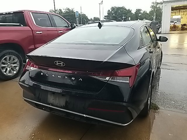 Used 2025 Black Hyundai SE image 21