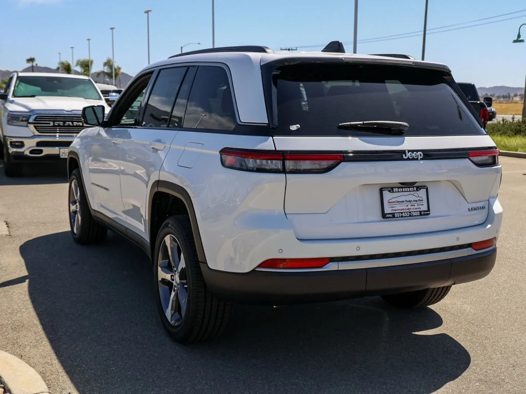 New 2026 Bright White Clear-Coat Exterior Paint Jeep Limited image 5