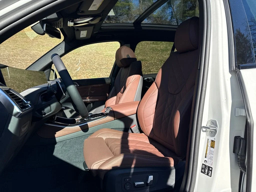 New 2026 White BMW xDrive40i image 10