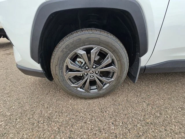 Used 2025 Wind Chill Pearl Toyota XLE Premium image 21