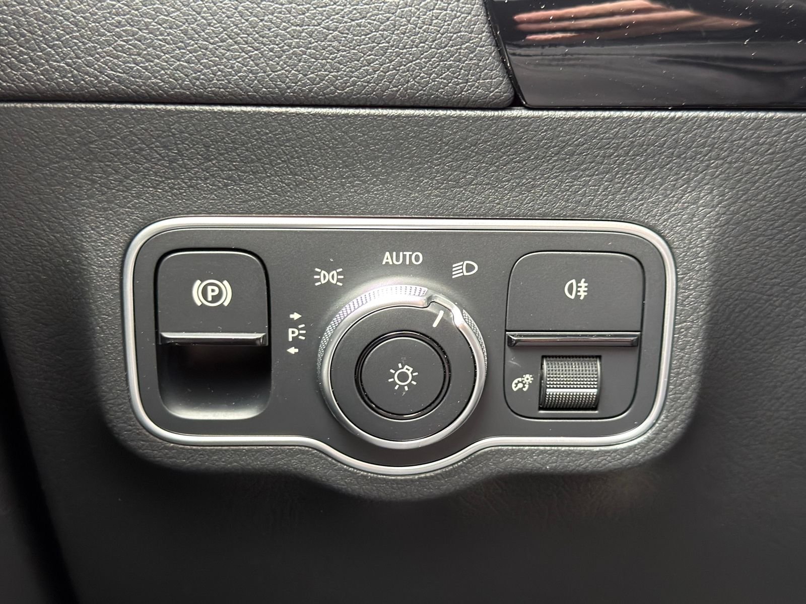 New 2026 MANUFAKTUR Alpine Gray Mercedes-Benz GLA 35 AMG® image 23