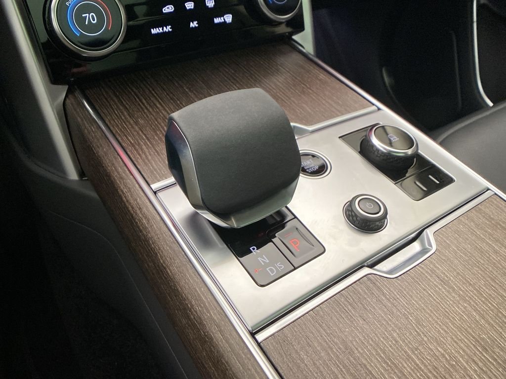 Used 2023  Land Rover SE image 17