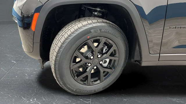 New 2026 Diamond Black Crystal Pearl-Coat Exterior Paint Jeep Altitude image 29