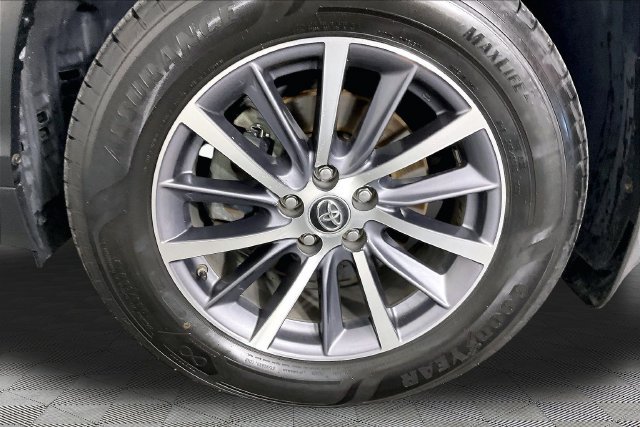 Used 2017 Silver Toyota XLE image 32