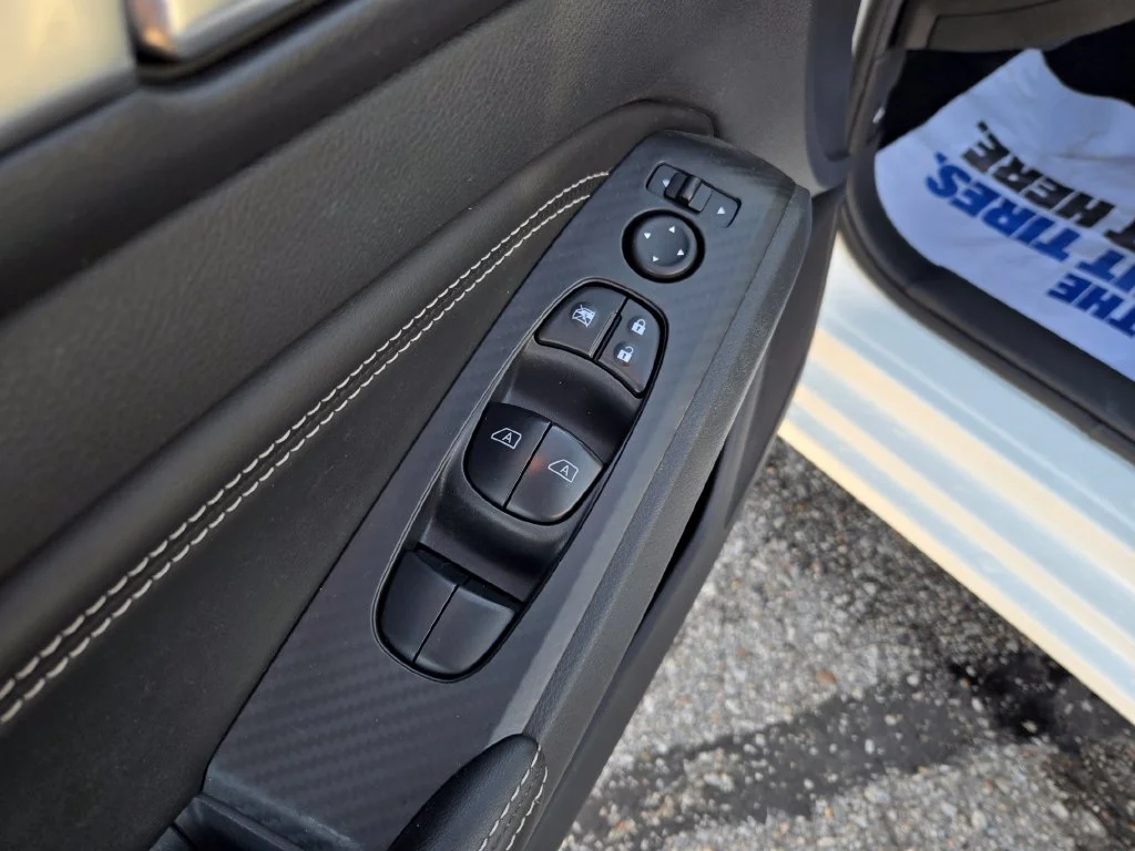 Used 2019 White Nissan 2.5 SL image 12