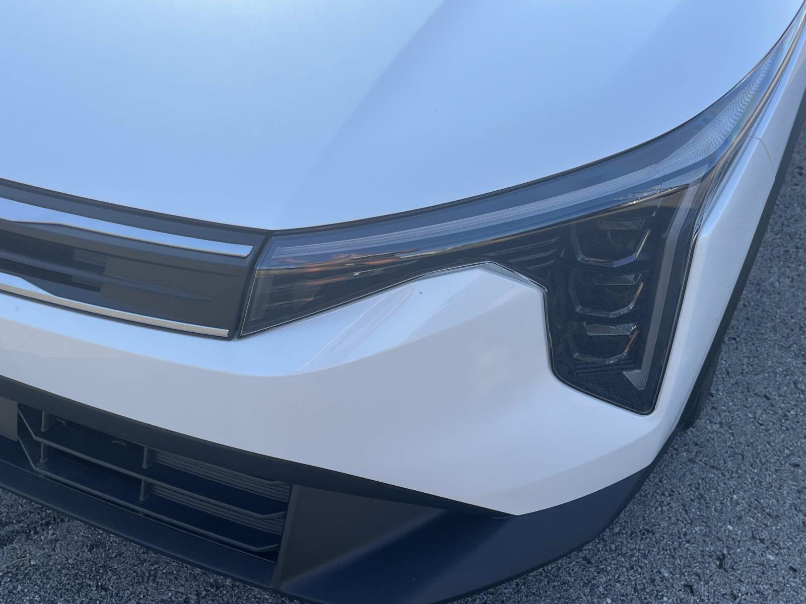 New 2026 Snow White Pearl Kia LXS image 9