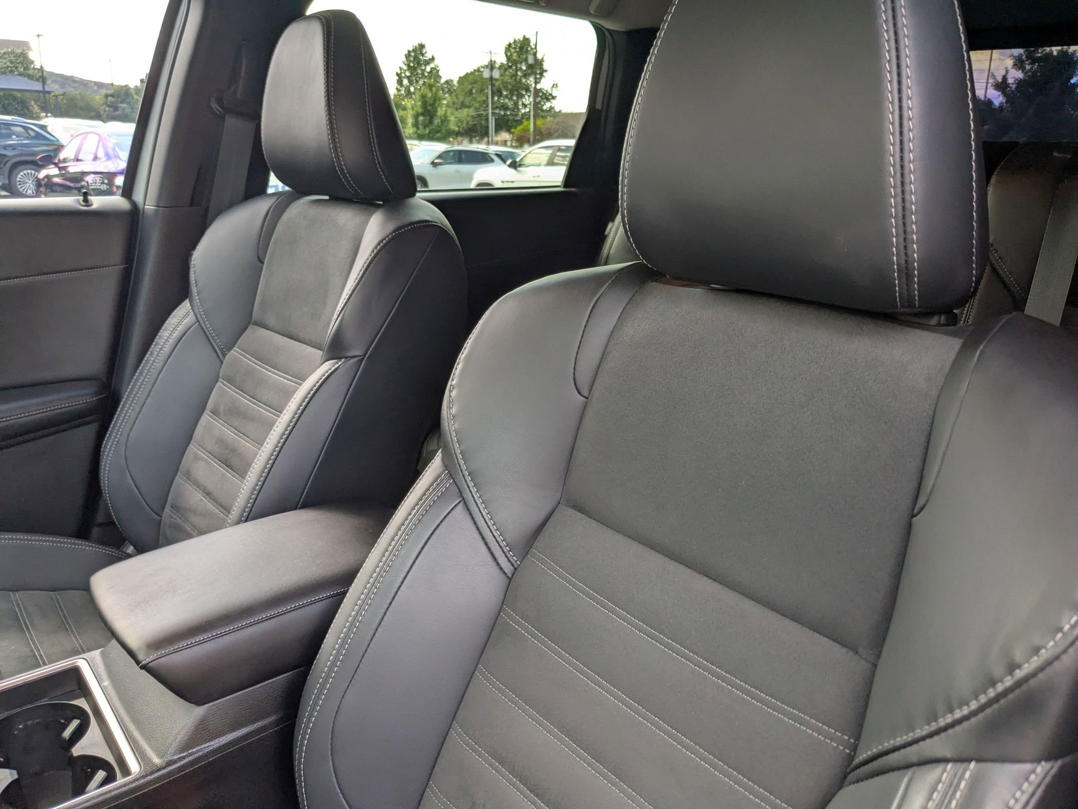 Used 2022 Silver Mitsubishi SE image 12