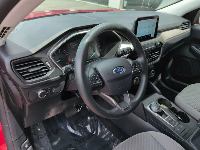 Used 2021 Red Ford SE image 10