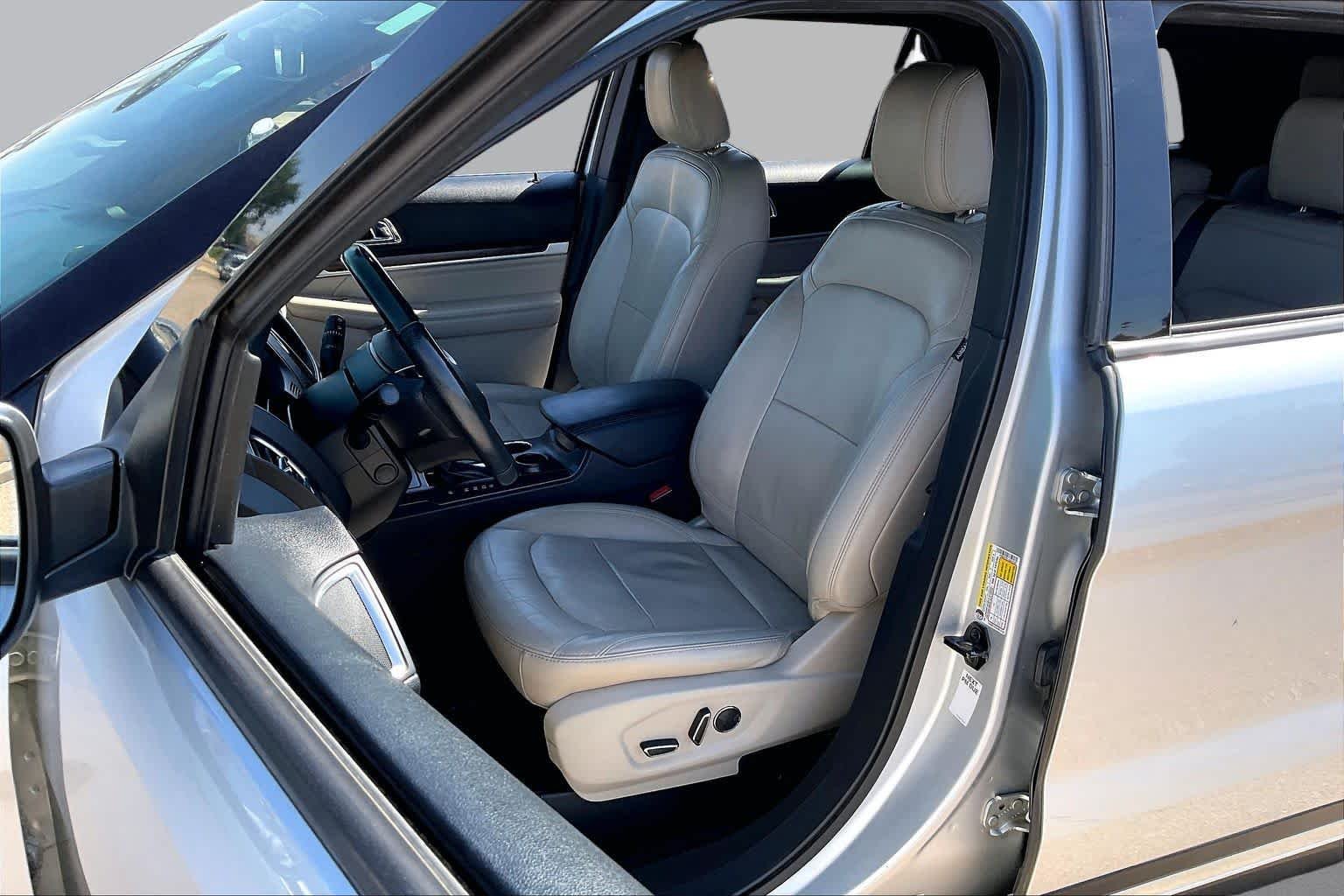 Used 2018 Ingot Silver Metallic Ford Limited image 8
