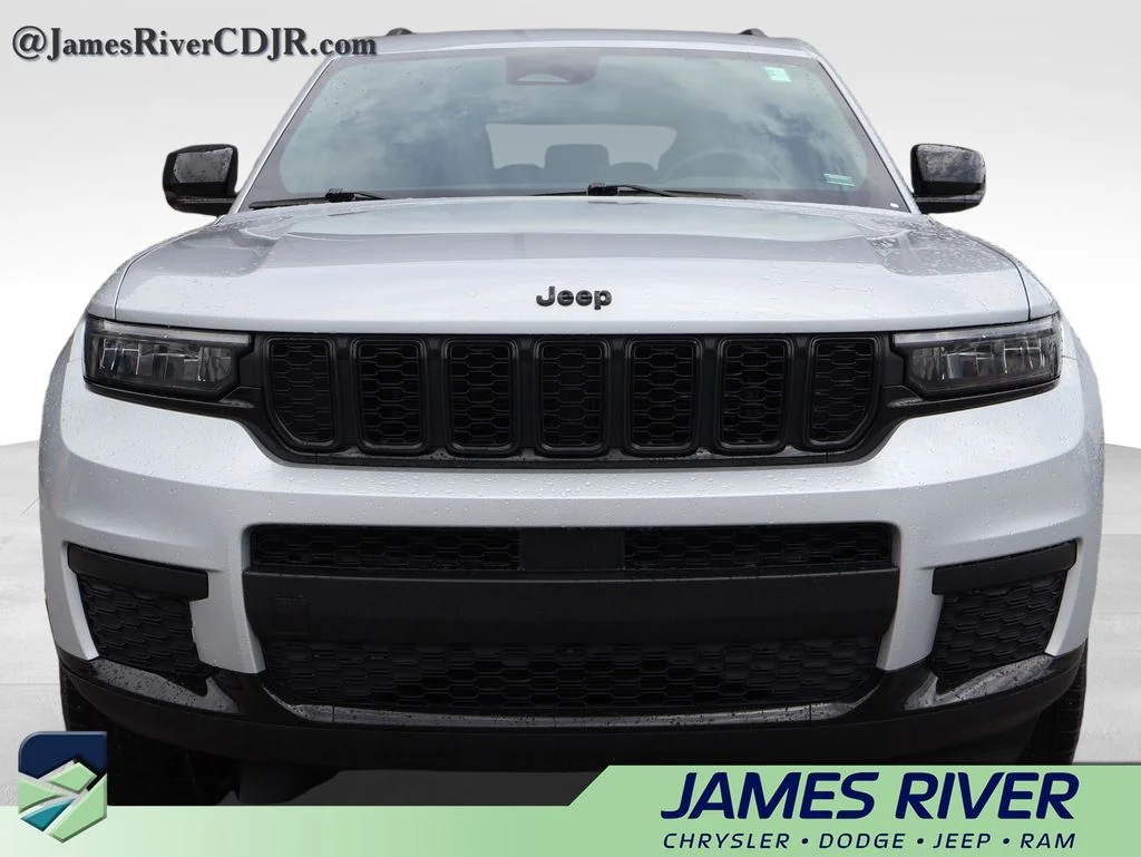 Used 2024 Silver Jeep Altitude image 7