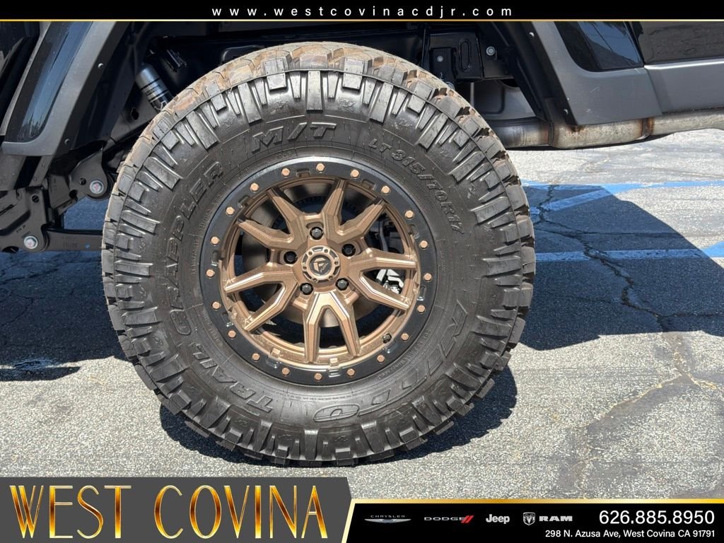 New 2026 Black Clear-Coat Exterior Paint Jeep Sahara image 16