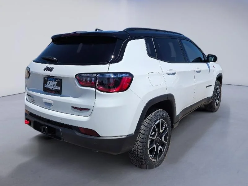 New 2026 Bright White Clear-Coat Exterior Paint Jeep Trailhawk image 12