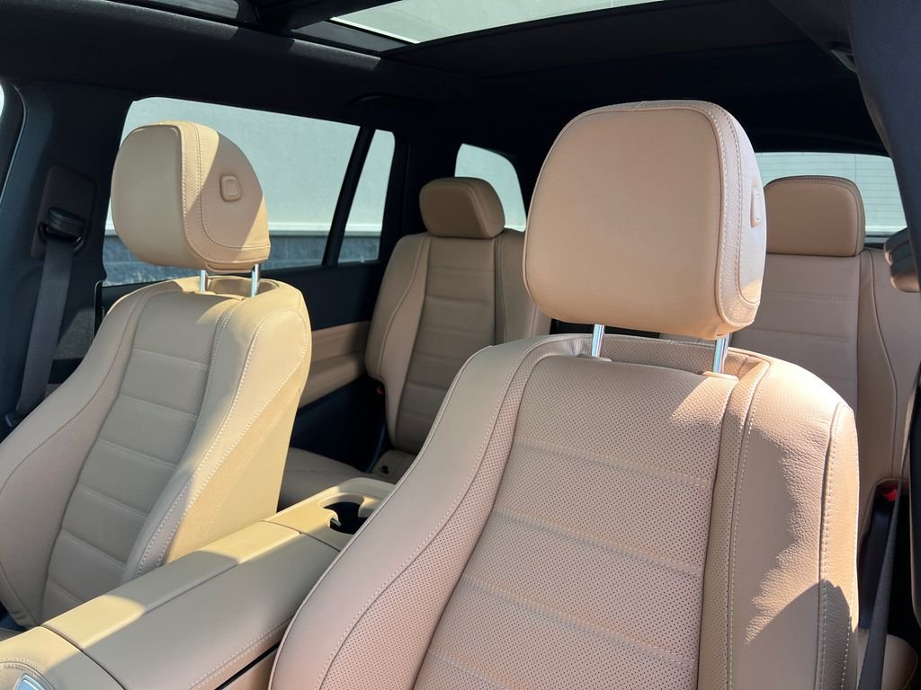 New 2026 MANUFAKTUR Ireland Mid Green Metallic Mercedes-Benz GLS 450 image 14
