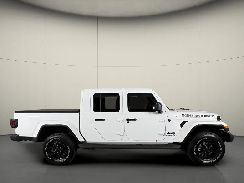 Used 2025 White Jeep High Tide image 9
