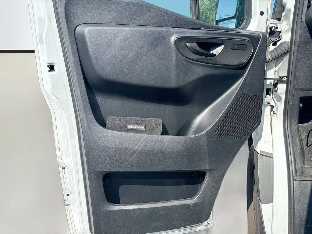 Used 2024  Mercedes-Benz Cargo 144 WB image 33