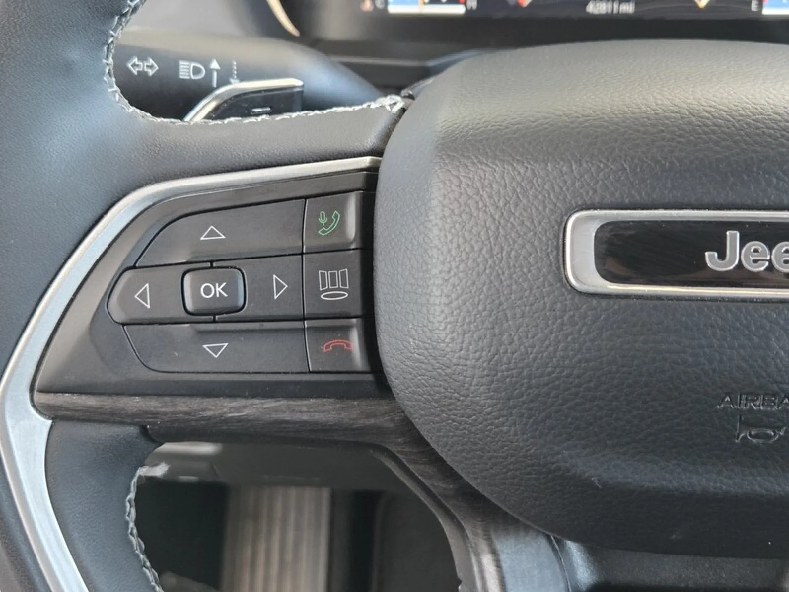 Used 2023 WHITE Jeep Limited image 25