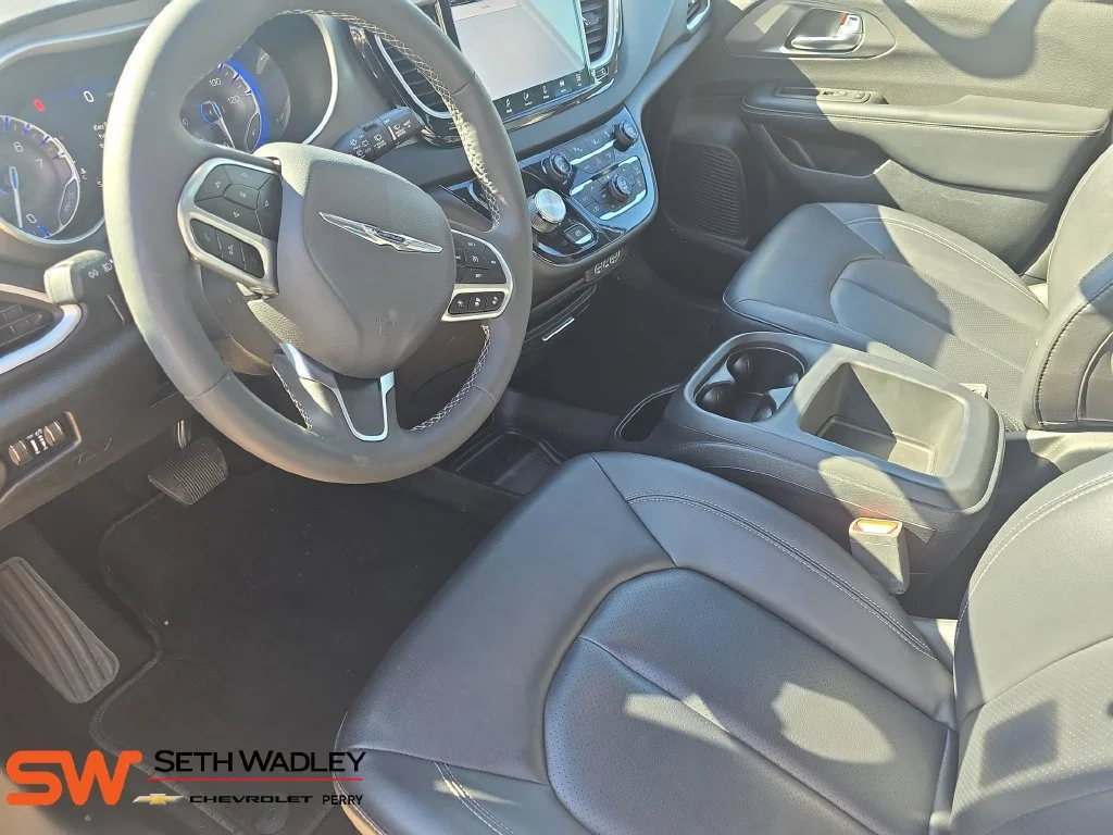Used 2025 Bright White Clearcoat Chrysler Select image 17