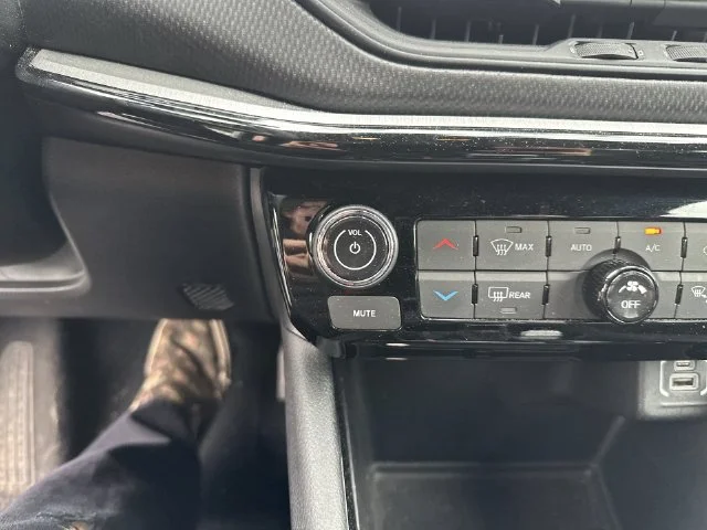 Used 2025 White Jeep Trailhawk image 21