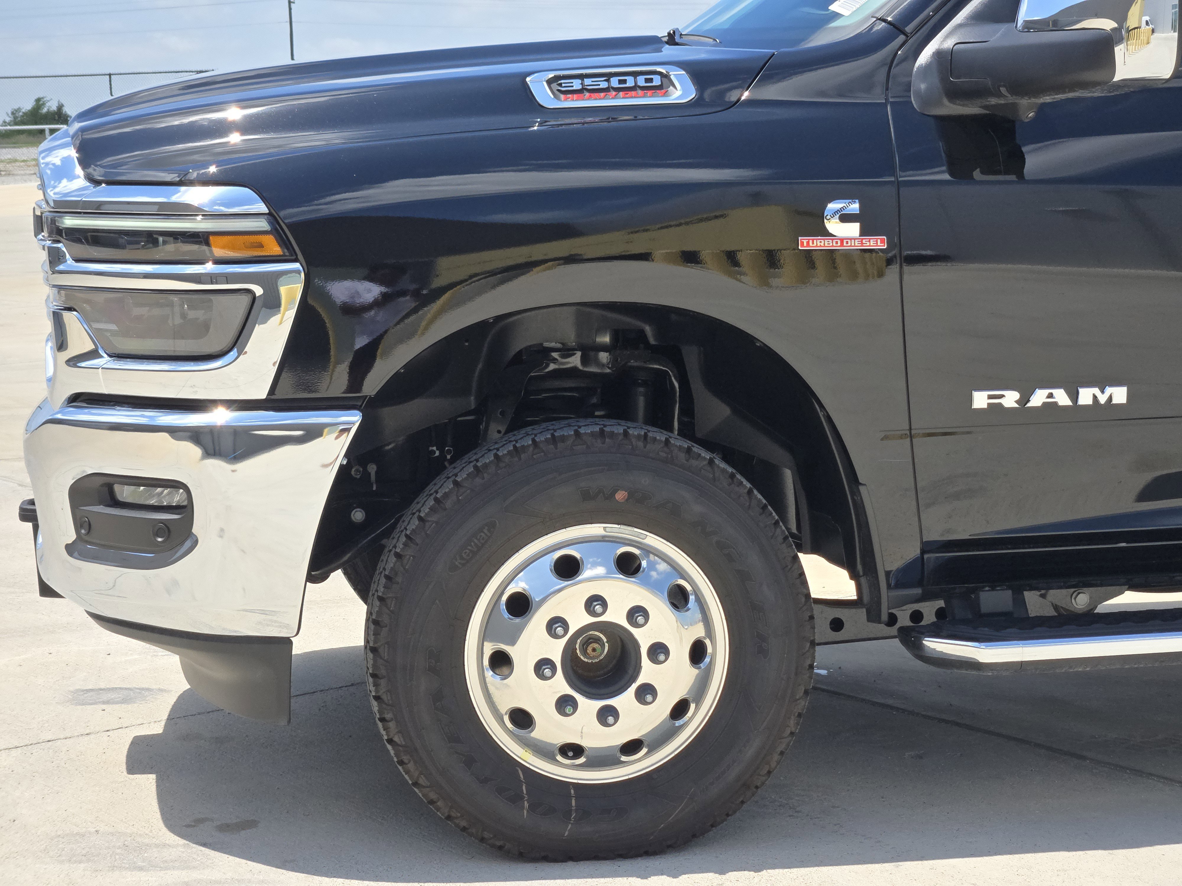 New 2026 Diamond Black Crystal Pearl-Coat Exterior Paint RAM Laramie image 6
