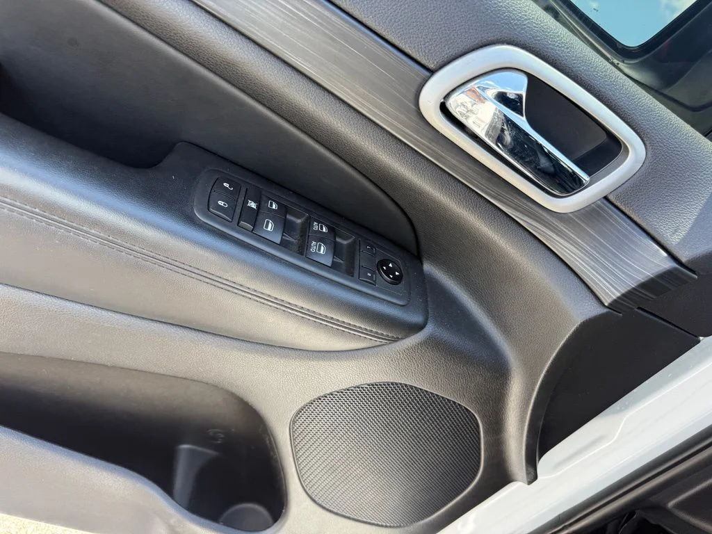Used 2020 White Jeep Altitude image 6