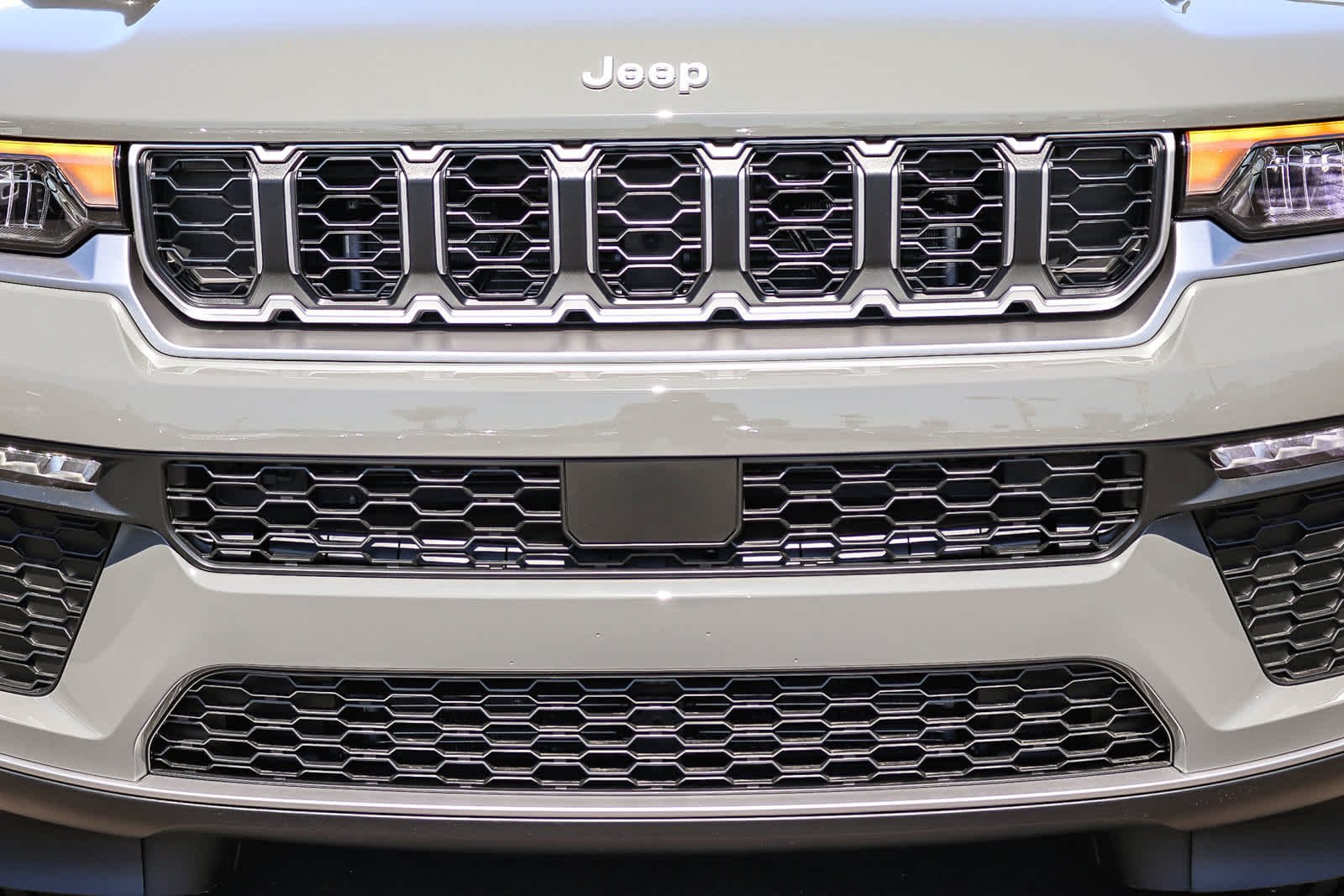 New 2027 Sting-Gray Clear-Coat Paint Jeep Limited image 9