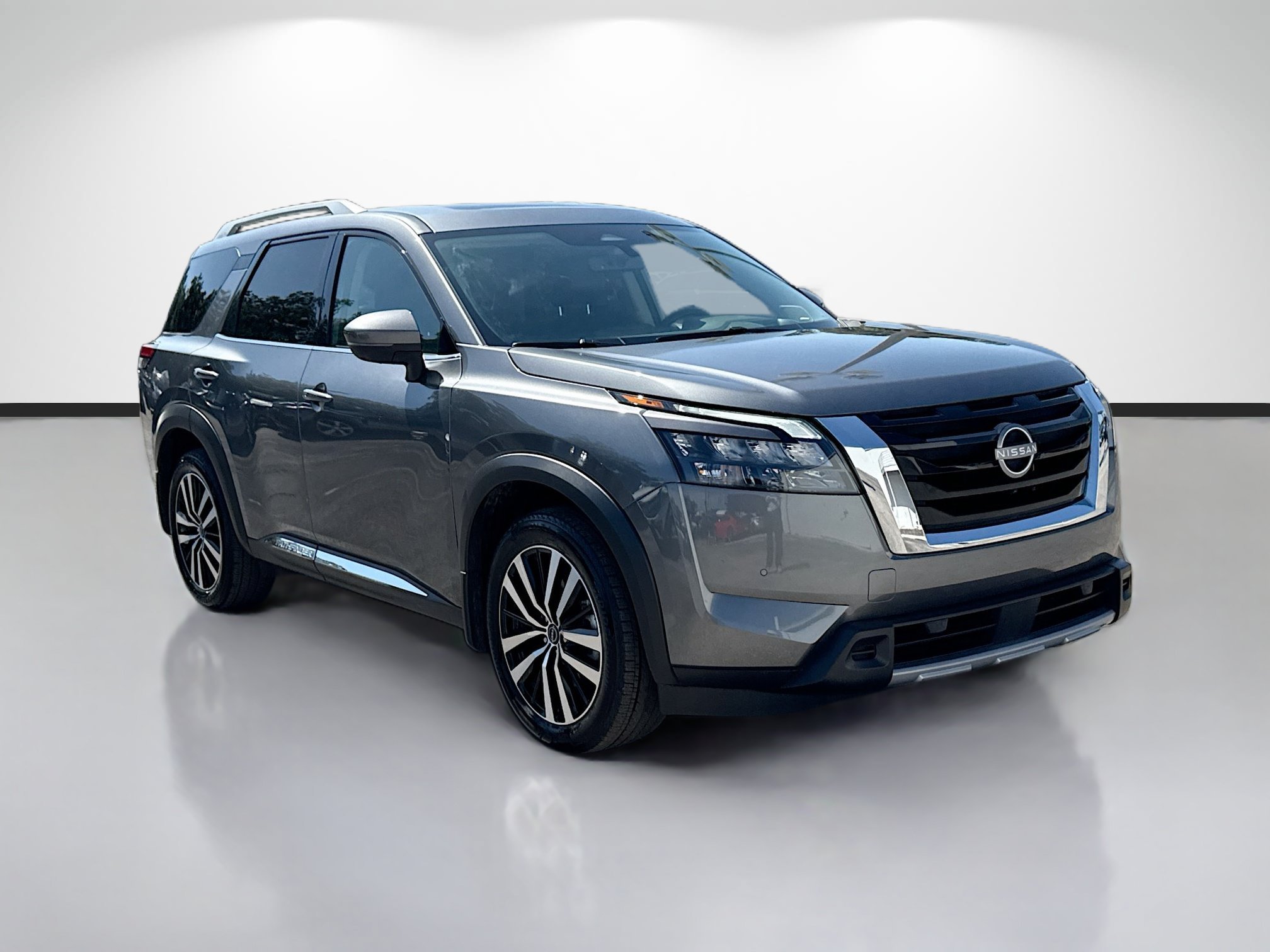 Used 2025 Gun Metallic Nissan Platinum image 7