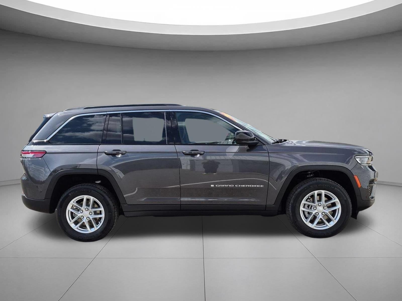 New 2026 Baltic Gray Metallic Clear-Coat Exterior Paint Jeep Laredo X image 6
