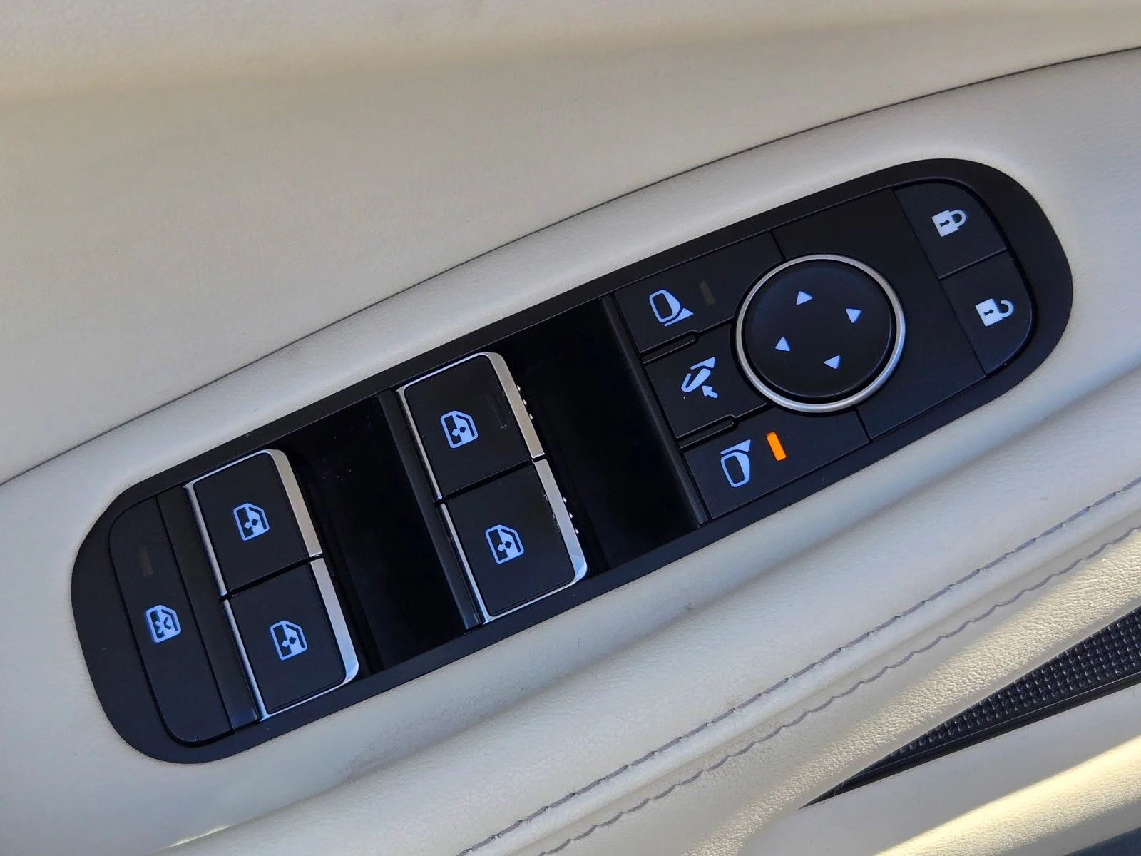 Used 2023 Grand Blue INFINITI LUXE image 23