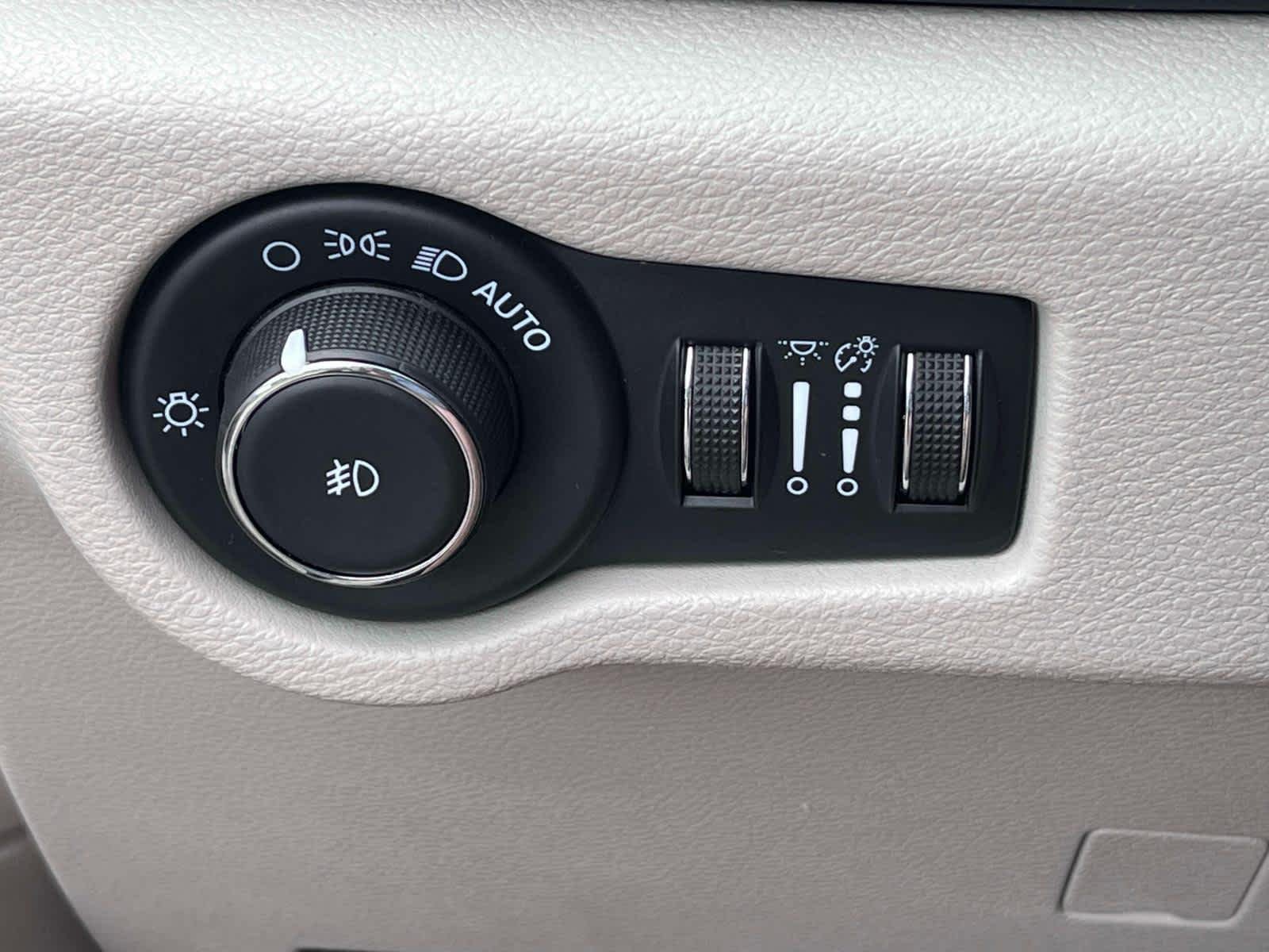 Used 2023 Blk/black Chrysler Touring L image 34