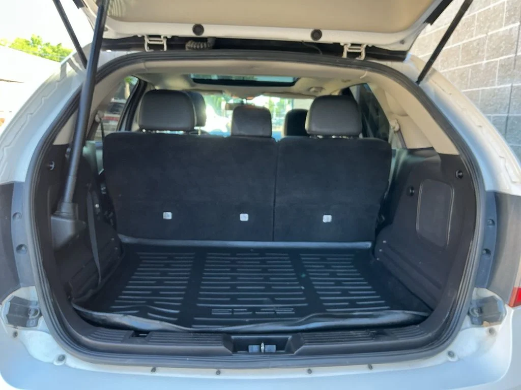 Used 2011 White Ford Limited image 23