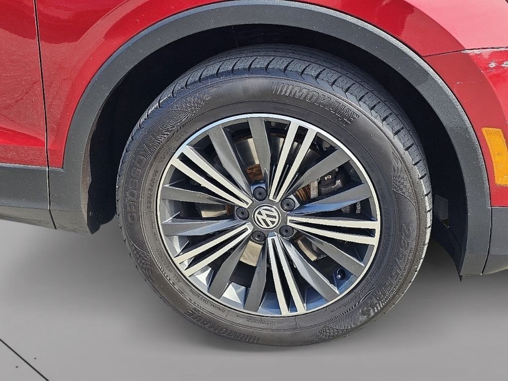 Used 2018 Cardinal Red Metallic Volkswagen 2.0T SEL image 31